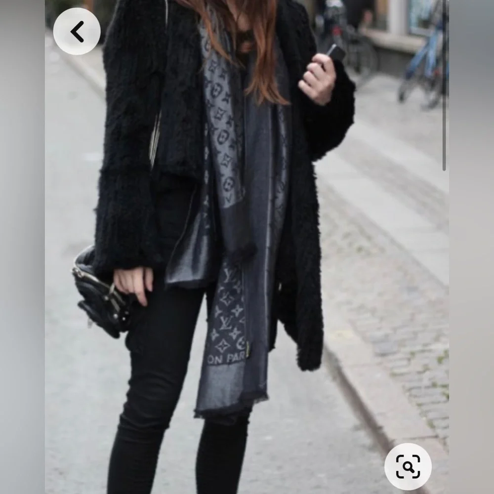 LV monogram shine shawl - Picture 2 of 7